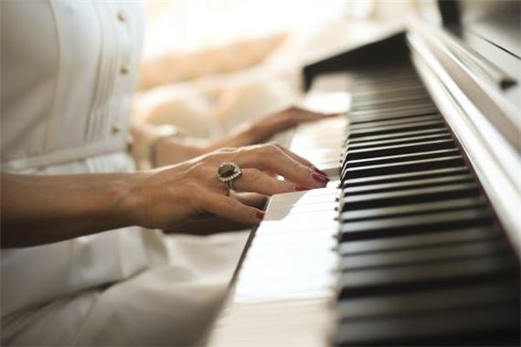 梦见弹琴预示着哪些？揭秘背后的神秘心理暗示