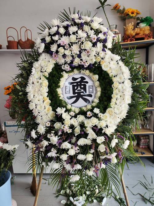 梦见花圈预示着哪些？揭秘梦境背后的心理暗示