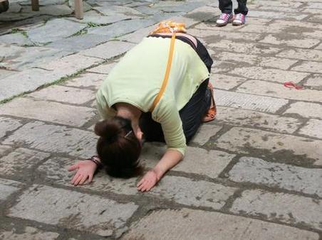 梦见自己给别人磕头意味着哪些？解读梦境背后的潜在心理暗示