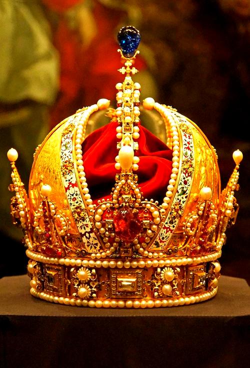 梦见王冠的象征意义深远,解读梦境背后的隐秘力量! 梦见王冠的象征意义深远,解读梦境背后的隐秘力量!