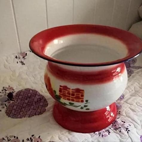梦见痰盂寓意何解？揭示背后隐藏的心理原因！