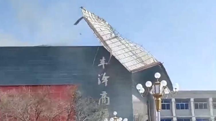山西商场顶棚为何被狂风整片掀飞？2025年4月12日惊险瞬间曝光