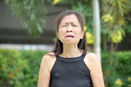 梦见老太婆预示哪些？解密背后的深层心理暗示与情感波动