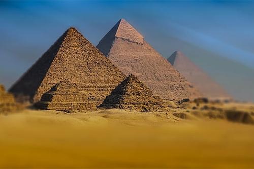 解读梦见金字塔揭秘7大象征意义及心理暗示