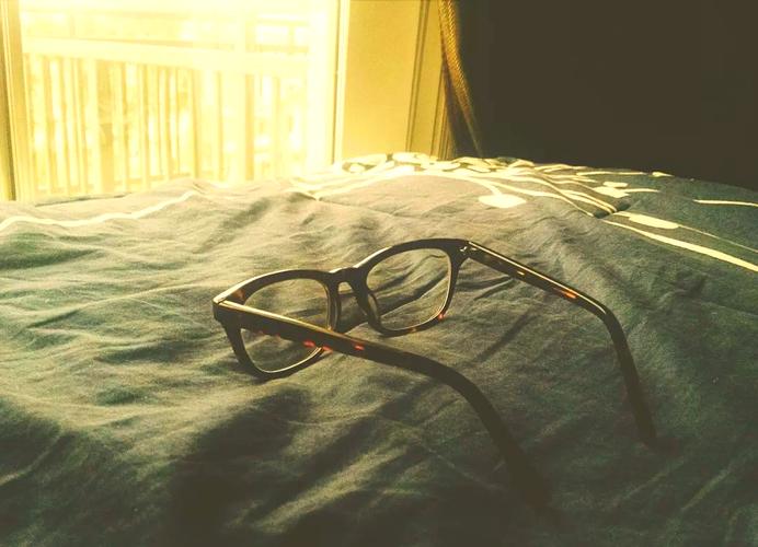 梦见眼镜意味着哪些？解读梦境背后的潜在含义与心理暗示