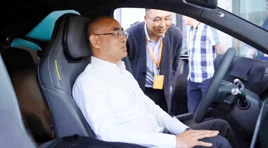 吉利全球首发车载光波导技术：如何开启座舱米级巨幕时代？