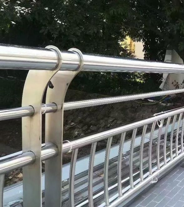 梦见桥栏杆行走象征心理变化深度解析梦境含义
