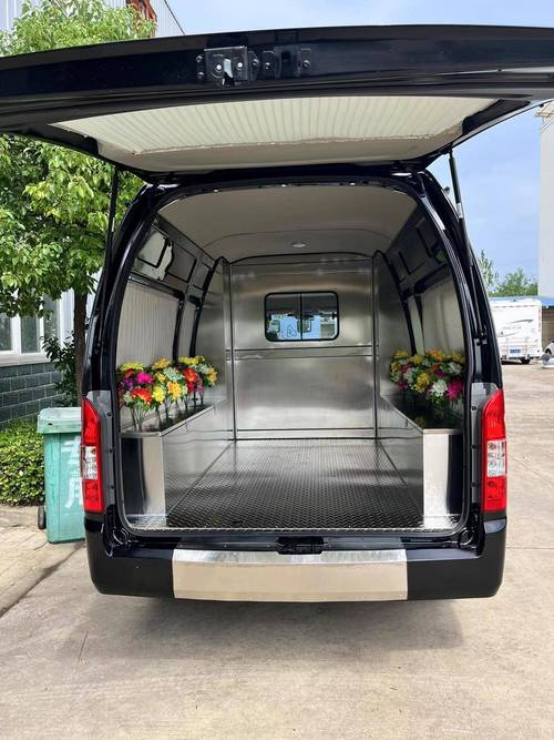 解梦灵柩车象征的5大寓意与心理解析专家详解