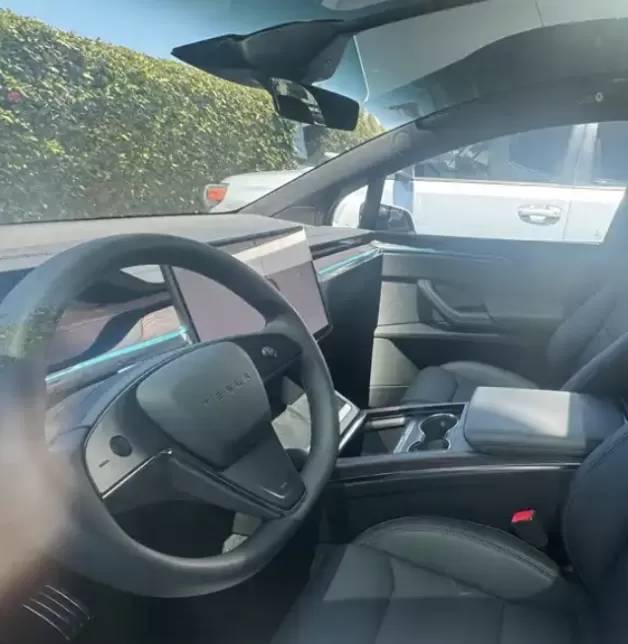 新款特斯拉Model X曝光：方向盘转向灯+屏幕换挡，你知道这些设计背后的秘密吗？