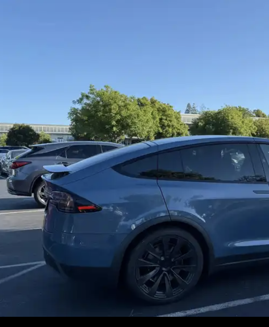 新款特斯拉Model X曝光：方向盘转向灯+屏幕换挡，你知道这些设计背后的秘密吗？