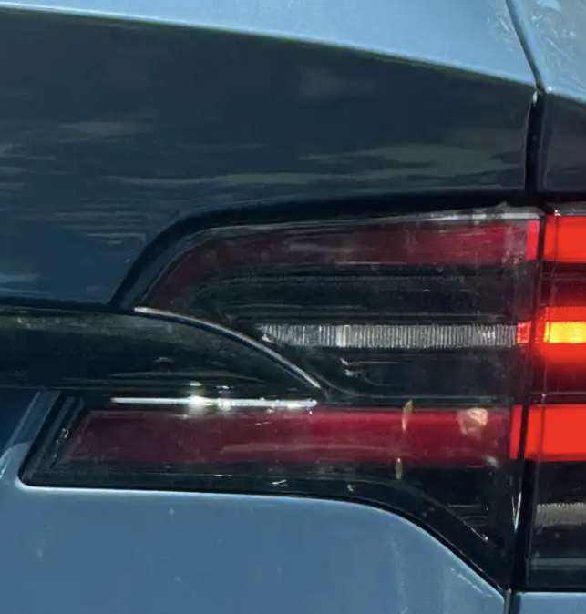 新款特斯拉Model X曝光：方向盘转向灯+屏幕换挡，你知道这些设计背后的秘密吗？