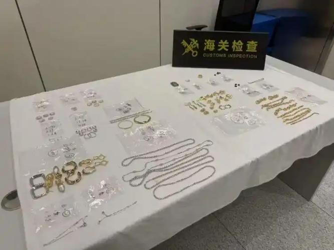 海关惊人发现：旅客袜子裤腰隐匿珠宝，究竟为何？