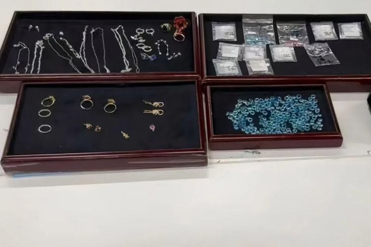海关惊人发现：旅客袜子裤腰隐匿珠宝，究竟为何？
