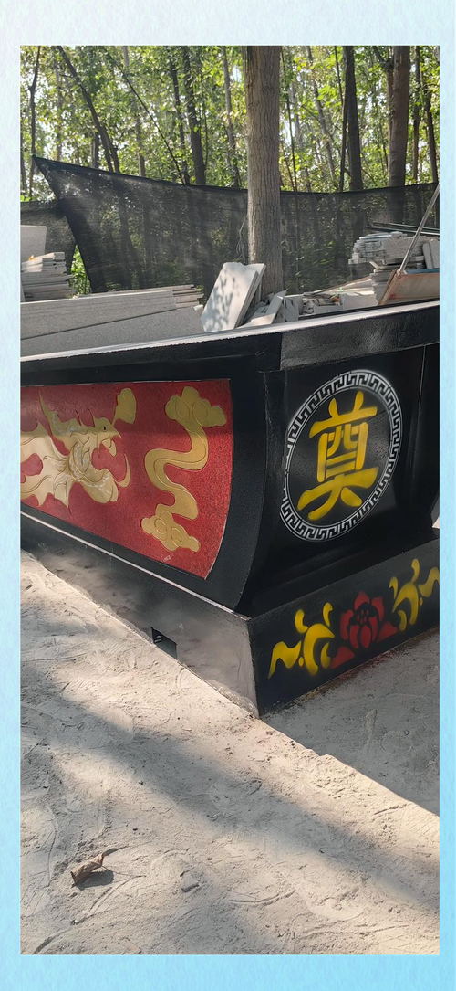 梦见红棺材解读心理暗示 vs 命理寓意，哪种更贴切？