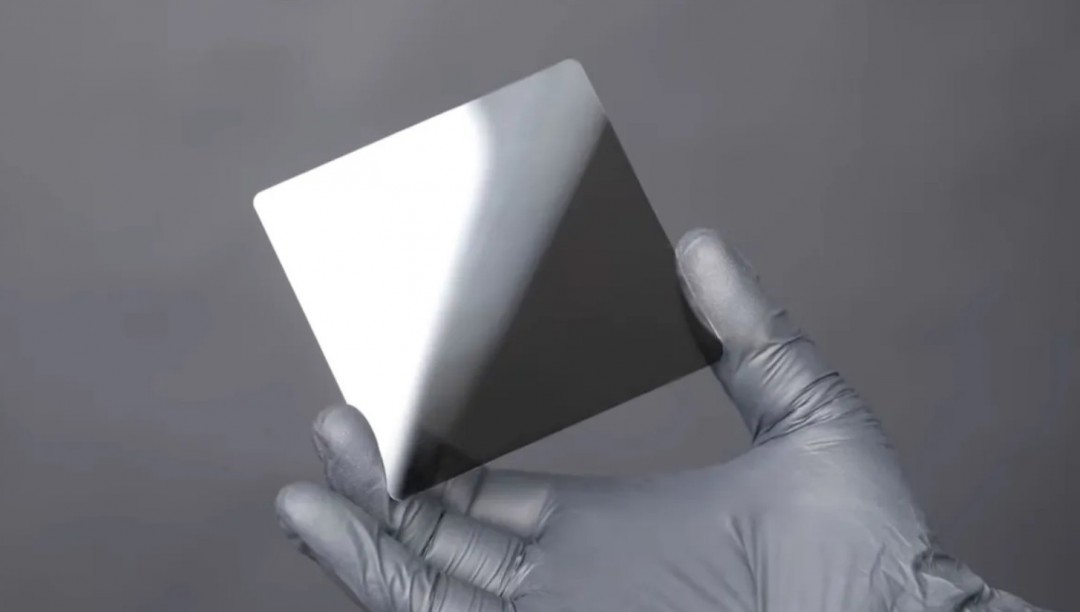 游戏行业突破：新型玻璃硬盘可烘烤5000年不损坏！探索高效解决方案