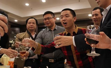 揭秘梦见多人聚餐的深意，提升人际关系技巧