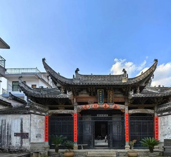 梦见祠堂寓意是哪些？解析其中隐藏的生活启示！