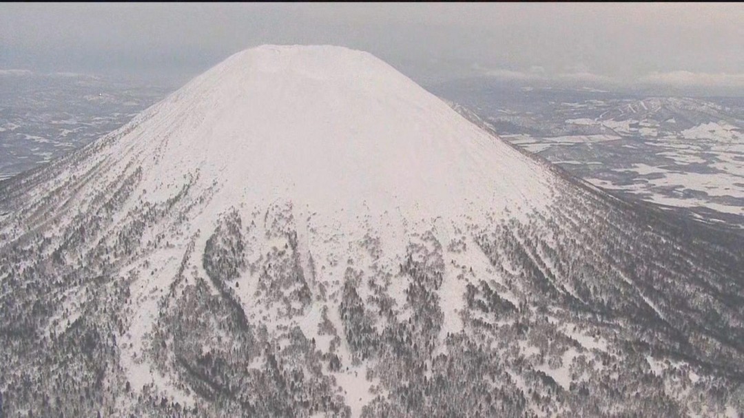 惊险！游客擅闯游戏同名雪山，竟被困羊蹄山之巅？