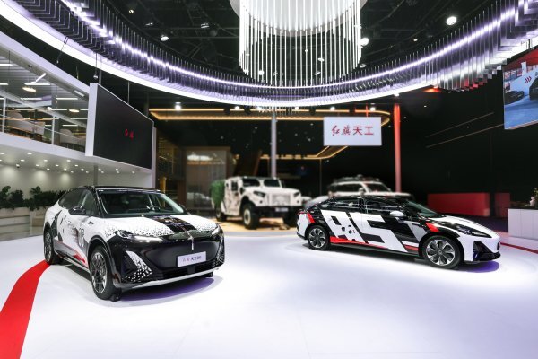 为什么红旗在成都车展上推出三款新车，扩容产品矩阵？探索这些车型的独特魅力！