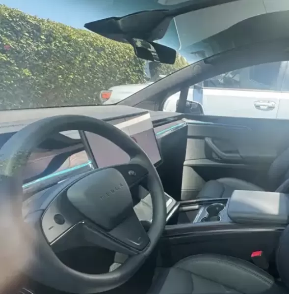 揭秘新款特斯拉Model X：创新转向灯与屏幕换挡重新定义驾驶体验