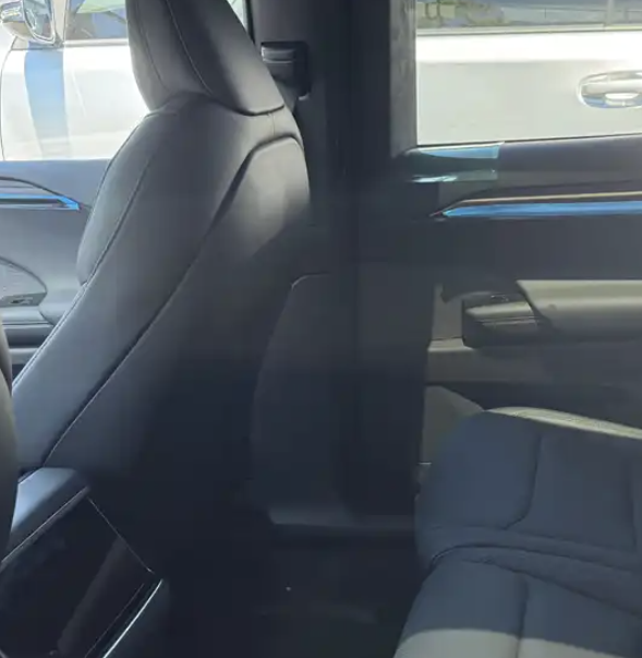 揭秘新款特斯拉Model X：创新转向灯与屏幕换挡重新定义驾驶体验