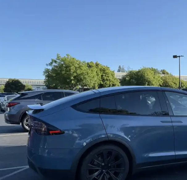 揭秘新款特斯拉Model X：创新转向灯与屏幕换挡重新定义驾驶体验