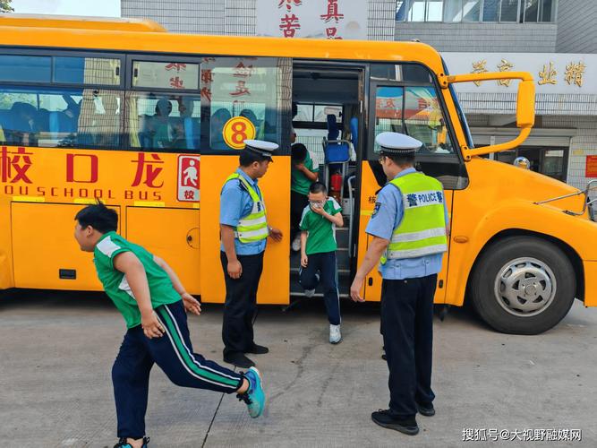 龙口市复粹学校校车应急逃生演练：提高学生安全意识，关键时刻护航