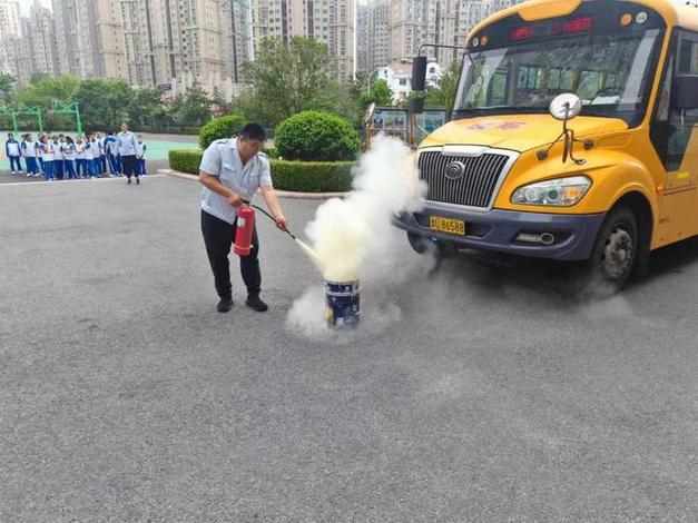 龙口市复粹学校校车应急逃生演练：提高学生安全意识，关键时刻护航