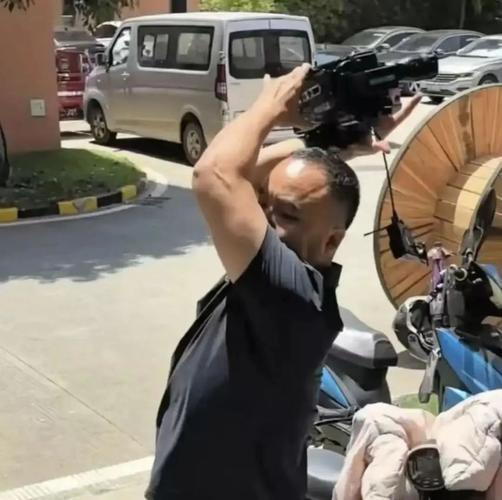 警方通报事件：男子为何砸毁记者设备？解析其背后原因。