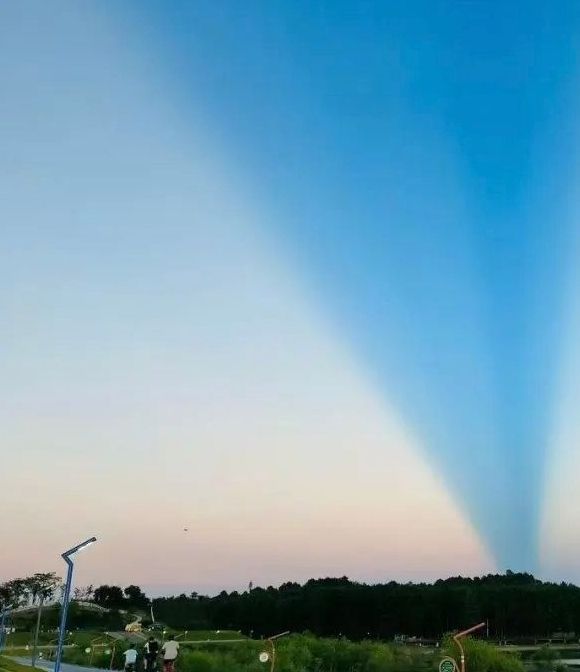 七夕前夜，杭州天空现奇观：神秘‘鹊桥’引热议！