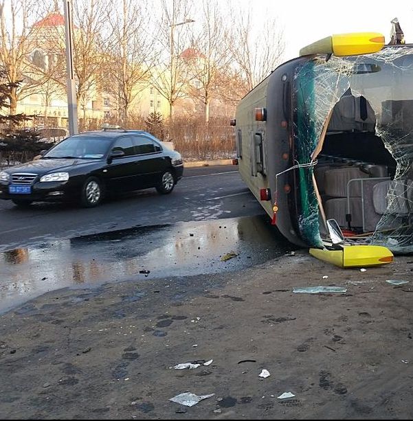 辽宁抚顺客车侧翻致4人死亡：事故原因是什么？