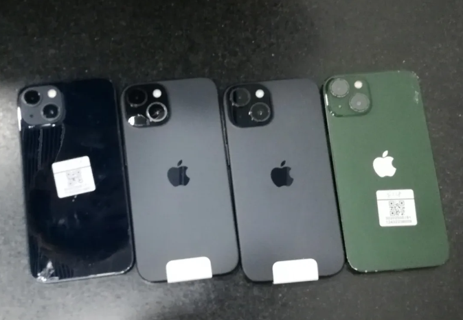 实拍被抓:两人企图脚踩8部iPhone入境,因步伐僵硬被当场识破!如何高效打击走私行为? 实拍被抓:两人企图脚踩8部iPhone入境,因步伐僵硬被当场识破!如何高效打击走私行为?