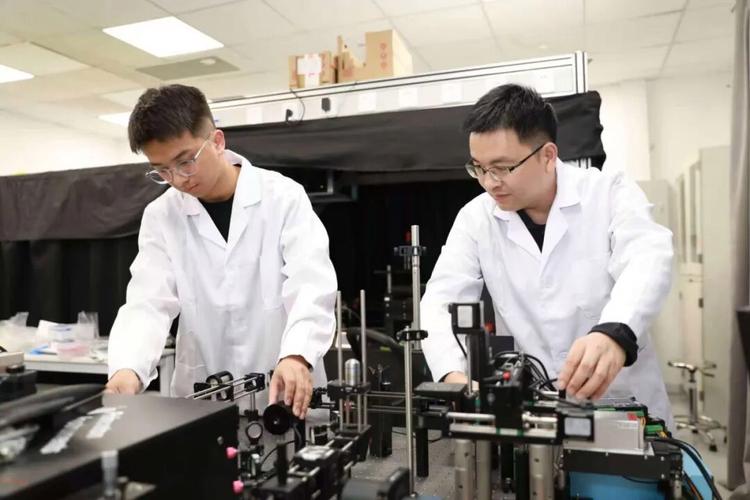 2025年11月24日：中国科研团队发布稀土纳米晶电致发光新突破，开辟高效材料应用新方向