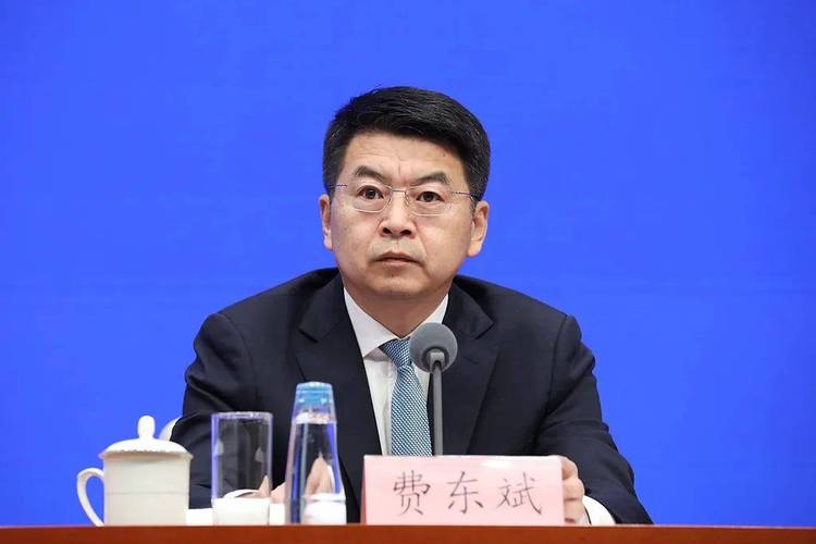 国家铁路局局长费东斌被查：背后的内幕与简历揭秘