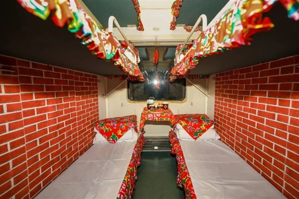 东北大花炕被搬上火车 网友:还真以为上炕了