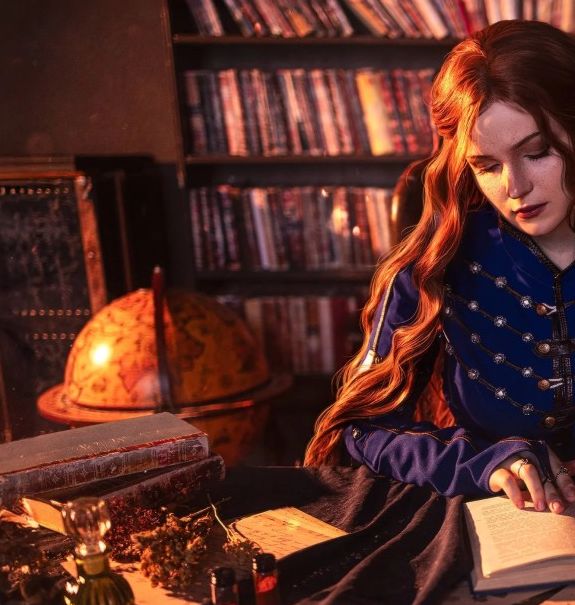 俄罗斯COSER如何完美演绎巫师中的特莉丝角色？探寻蓝色别有韵味的秘密！