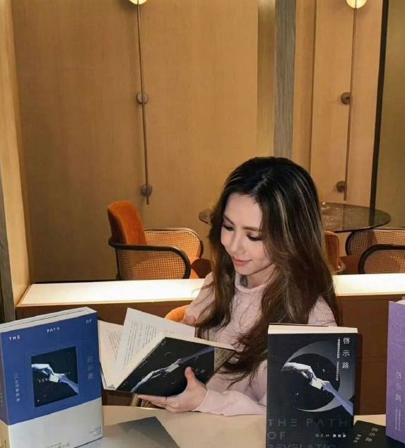 邓紫棋跨界写科幻小说 入围银河奖，你知道为什么她能成功吗？