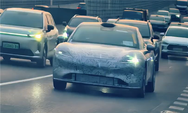 鸿蒙智行尚界Z7实车曝光:设计和保时捷“心有灵犀”