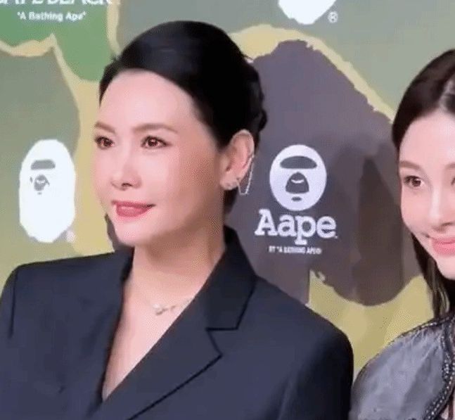 邱淑贞二女儿最新美照：淡妆吊带展现自然之美，背后的秘密是什么？