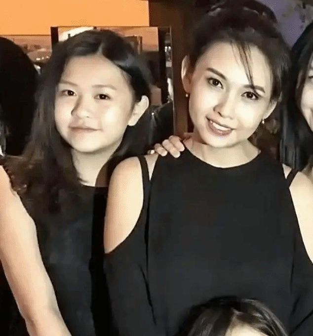 邱淑贞二女儿最新美照：淡妆吊带展现自然之美，背后的秘密是什么？
