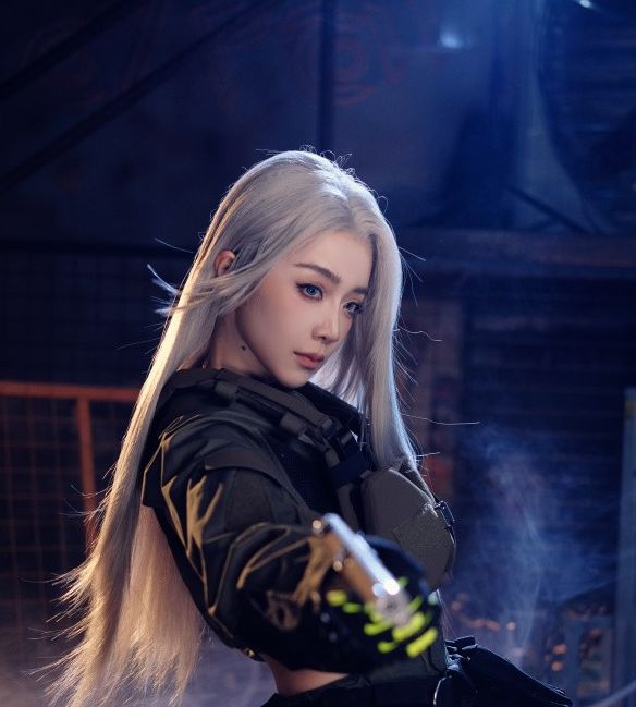 余霜COS暗区突围白发侧颜为何如此惊艳？