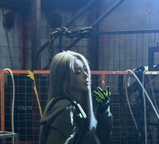 余霜COS暗区突围白发侧颜为何如此惊艳？