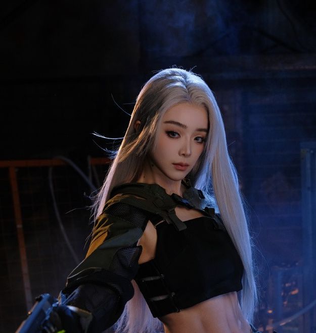 余霜COS暗区突围白发侧颜为何如此惊艳？