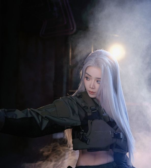 余霜COS暗区突围白发侧颜为何如此惊艳？