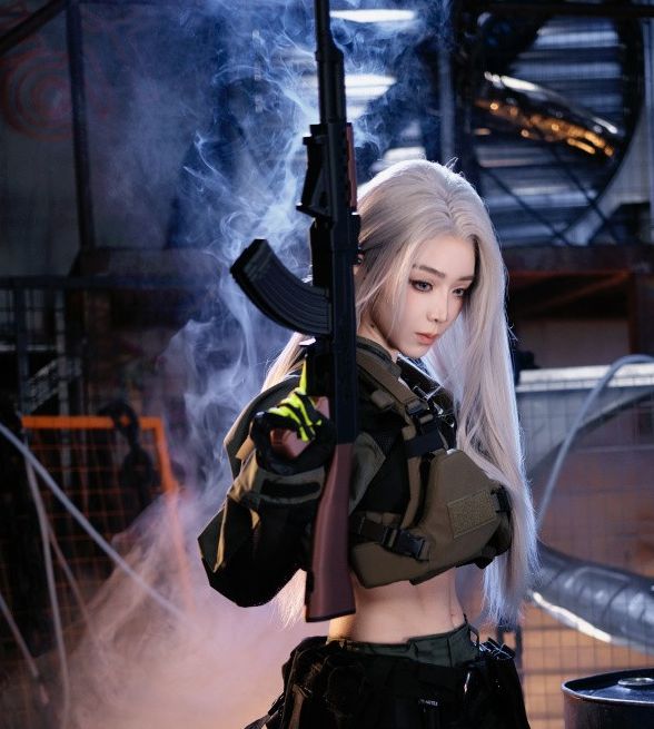 余霜COS暗区突围白发侧颜为何如此惊艳？