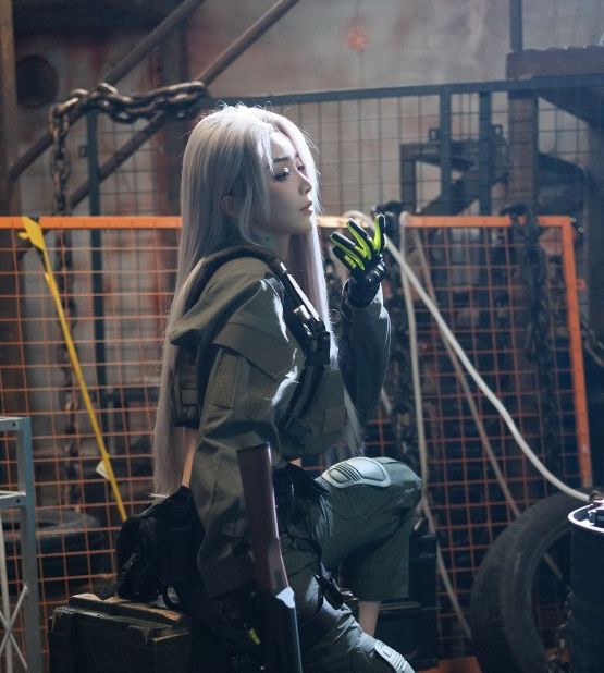 余霜COS暗区突围白发侧颜为何如此惊艳？