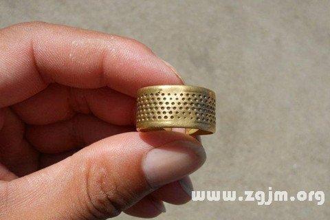 梦见顶针的8种象征含义与解梦技巧解析