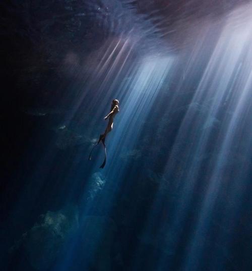 梦见湖泊的神秘象征探索潜意识情感引导生活方向