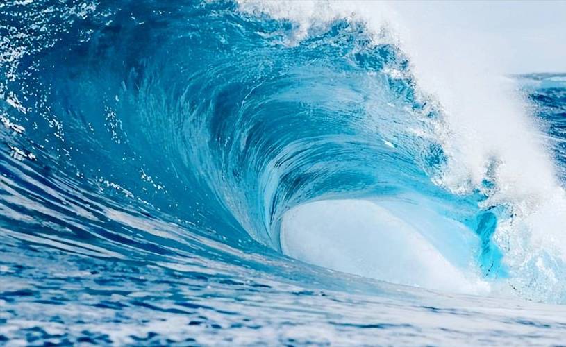 梦见巨浪来袭解读沉潜心理与应对策略