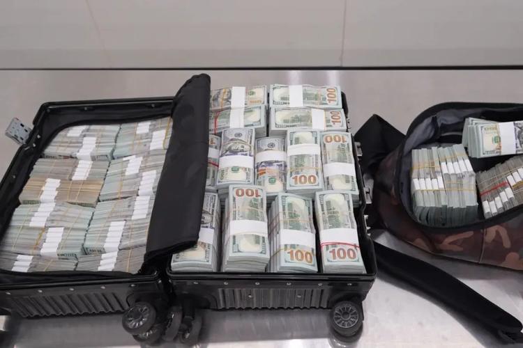 惊人！旅客携230万美金入境被查，海关如何识破？
